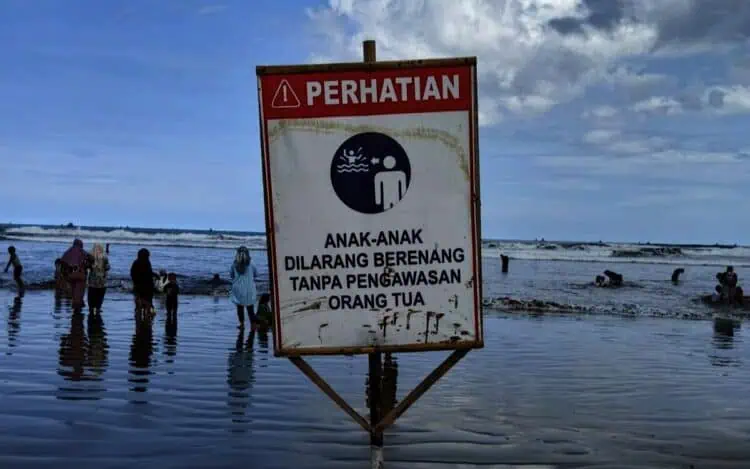 Pengunjung Pantai Bageudur Meningkat, Petugas Siaga Jaga Keselamatan
