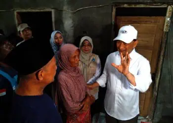 Didampingi Bupati Pandeglang Raden Dewi Setiani, Wagub Banten Dimyati Natakusumah, monitoring program RLHB di Kecamatan Cikeudal. (ISTIMEWA)