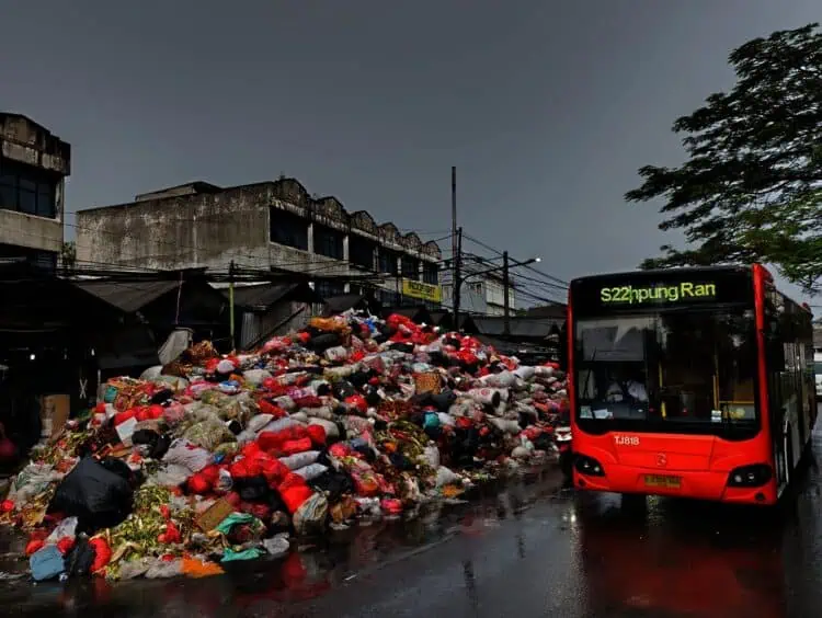 Sampah Kembali Menggunung di Pasar Cimanggis Ciputat