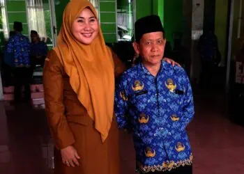 Kepala Disdukcapil Kabupaten Serang Warnerry Poetri bersama Sohari. (SIDIK/SATELIT NEWS)