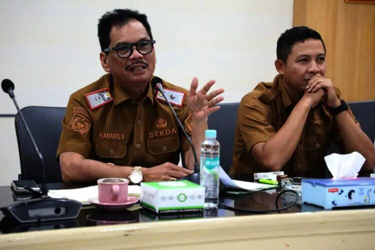 Sekretaris Daerah (Sekda) Kota Serang, Nanang Saefudin (kiri), gelar Rakor dengan jajaran OPD di lingkungan Pemkot Serang. (ISTIMEWA)