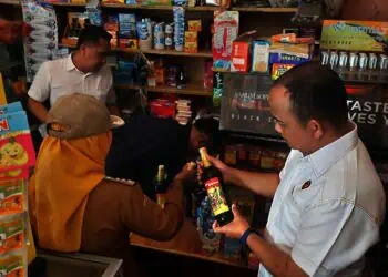 Sejumlah warung kelontong dan pedagang dadakan, yang diduga menjual barang-barang terlarang, didatangi oleh Muspika Kecamatan Pamarayan, dalam rangka Operasi Cipta Kondisi (Cipkon) gabungan, Senin (29/12/2025). (ISTIMEWA)