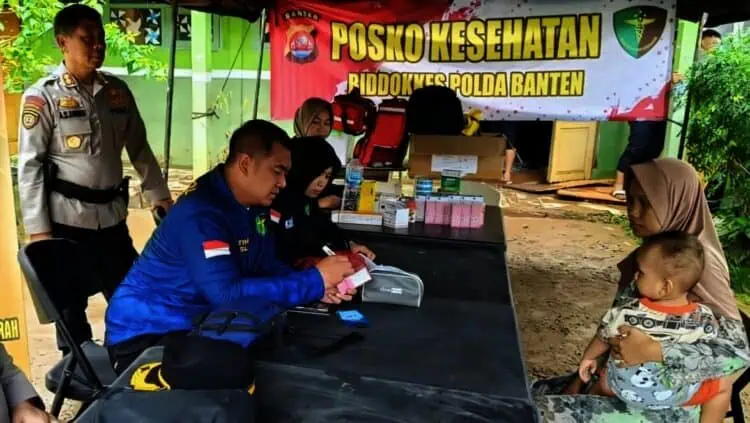 Puluhan Personel Polda Banten Diterjunkan ke Lokasi Banjir Kabupaten Serang