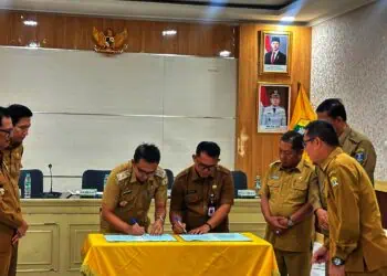 PENANDATANGANAN - Pemkot dan Pemkab Serang, resmi menandatangani Perjanjian Kerjasama (PKS) Pemanfaatan Tempat Pemrosesan Akhir Sampah (PTPAS) Cilowong, yang ditandatangani oleh Sekda masing-masing daerah, di aula Setda Kota Serang, Selasa (30/12/2025). (LUTHFI/SATELITNEWS.COM)