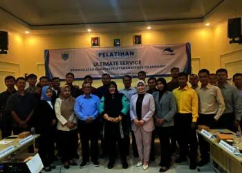 Direktur Utama Perumdam Tirta Berkah Pandeglang, Euis Yuningsih (tengah) saat mengikuti pelatihan, beberapa waktu lalu. (ISTIMEWA)