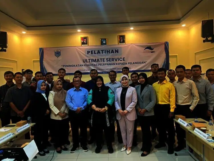 Direktur Utama Perumdam Tirta Berkah Pandeglang, Euis Yuningsih (tengah) saat mengikuti pelatihan, beberapa waktu lalu. (ISTIMEWA)