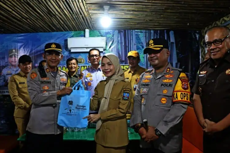 Tinjau Pospam Nataru, Bupati Zakiyah Pastikan Beri Keamanan Pengguna Jalan
