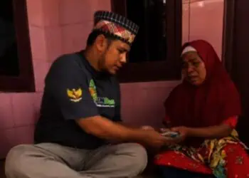 Kades Bandung, Kecamatan Banjar, Kabupaten Pandeglang, Wahyu Kusnadihardja (kiri), serahkan uang duka kepada warganya, yang bersumber dari Pendapatan Asli Desa (PADes). (DOKUMEN/SATELITNEWS.COM)