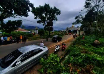 Seluruh Pihak di Carita Pandeglang Bersatu Bersihkan Tugu Perbatasan. (ISTIMEWA)