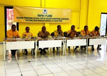 RAPAT PLENO: Sekretaris DPD II Golkar Kabupaten Tangerang, Muhamad Amud saat memberikan pemaparan, dihadapan peserta Rapat Pleno pengurus DPD Golkar Kabupaten Tangerang tentang Musda XI tahun 2025 di Gedung DPD Golkar, Sabtu (6/12/2025). Rapat itu dipimpin langsung oleh Plt Ketua DPD II Golkar Kabupaten Tangerang, Muhammad Faizal. (ISTIMEWA)