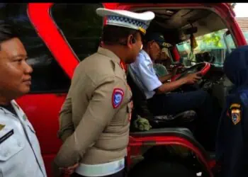 Petugas gabungan, melakukan pengecekan kendaraan bermotor di Terminal Kadubanen, Kabupaten Pandeglang, Selasa (16/12/2025). (ISTIMEWA)