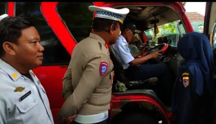 Petugas gabungan, melakukan pengecekan kendaraan bermotor di Terminal Kadubanen, Kabupaten Pandeglang, Selasa (16/12/2025). (ISTIMEWA)