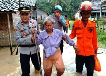 BANJIR MELUAS - Intensitas hujan deras di wilayah Pandeglang, masih terjadi. Kini, genangan air yang sampai ke permukiman warga terus meluas. Petugas BPBDPK Kabupaten Pandeglang, menambah personel di lapangan, untuk membantu penanganan korban terdampak. (ISTIMEWA)