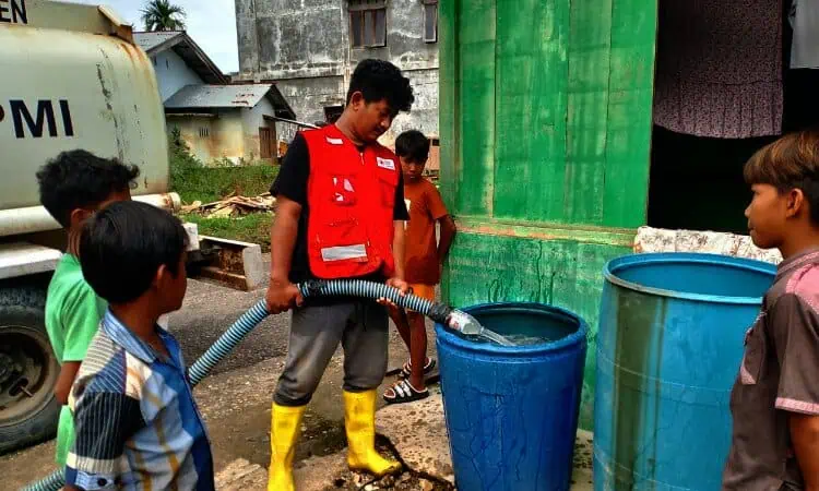 Menjaga Asa dari Tangki Air: Kisah Relawan PMI Kota Tangerang di Tengah Banjir Bandang Aceh