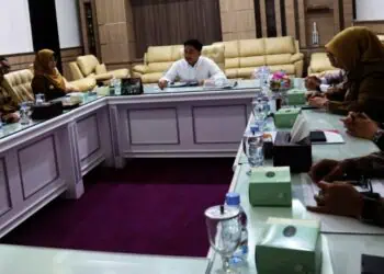 MEMIMPIN RAKOR : Wagub Banten Achmad Dimyati Natakusumah (tengah), memimpin rakor terkait pemindahan RKUD pemerintah kabupaten/kota ke Bank Banten. (ISTIMEWA)