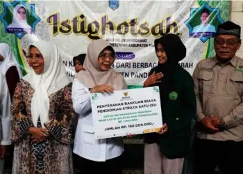 Baznas Pandeglang Salurkan Bantuan Pendidikan Rp180 Juta untuk Mahasiswa S1