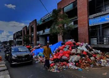 Sampah Masih Menggunung di Ciputat, Setengah Badan Jalan Terpakai
