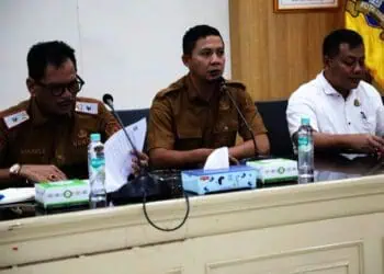 Sekda Kota Serang Nanang Saefudin (kiri) dan Kepala Dinas Koperasi, UKM, Perindustrian dan Perdagangan (DinkopUKMPerindag) Kota Serang, Wahyu Nurjamil, menyampaikan pernyataan pengelolaan Pasar Induk Rau. (ISTIMEWA)