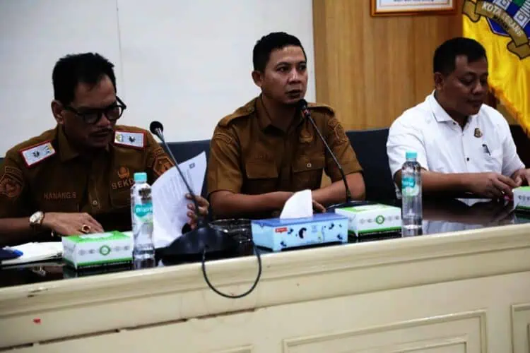 Sekda Kota Serang Nanang Saefudin (kiri) dan Kepala Dinas Koperasi, UKM, Perindustrian dan Perdagangan (DinkopUKMPerindag) Kota Serang, Wahyu Nurjamil, menyampaikan pernyataan pengelolaan Pasar Induk Rau. (ISTIMEWA)