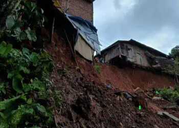 LONGSOR - Beberapa rumah di Desa Cikumbueun, Kecamatan Mandalawangi, Kabupaten Pandeglang, nyaris tergerus longsor. (ISTIMEWA)