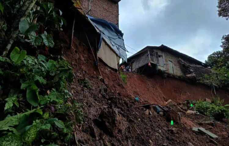 Akibat Longsor Pandeglang, Jalan Poros Desa Tertutup dan 3 Rumah Nyaris Tergerus