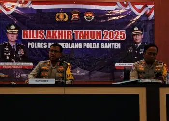 PRESS RELEASE - Kapolres Pandeglang AKBP Dhyno Indra Setyadi, didampingi jajarannya, memaparkan capaian kinerja sepanjang tahun 2025, di Aula Mapolres Pandeglang, Senin (29/12/2025). (MARDIANA/SATELITNEWS.COM)