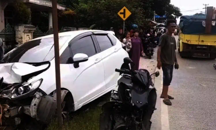 "Horor", Dikemudikan Pelajar SMA, Honda Jazz Hantam 3 Motor di Lebak, 5 Orang Luka