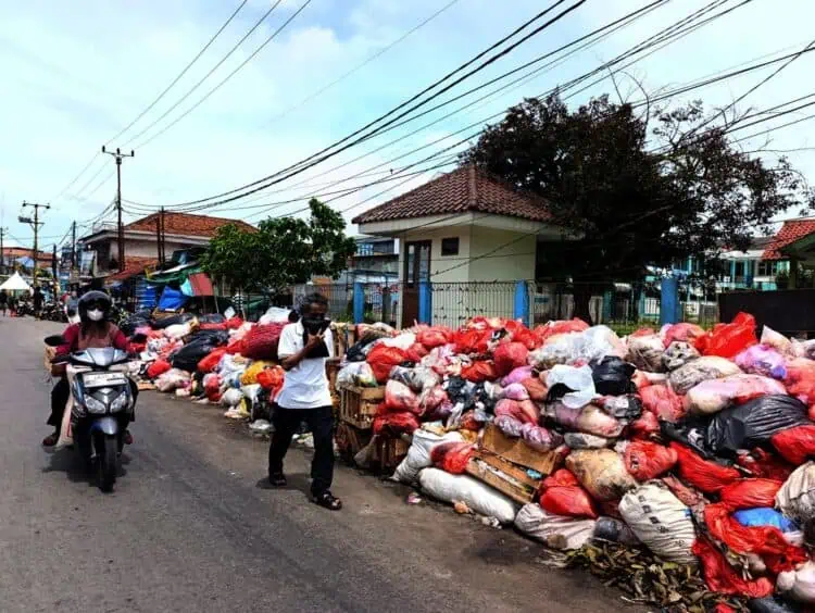 Ditumpuk di Pinggir Jalan, Tangerang Selatan Dikepung Sampah