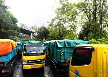 Sampah Tangsel “Disimpan” Dalam Truk