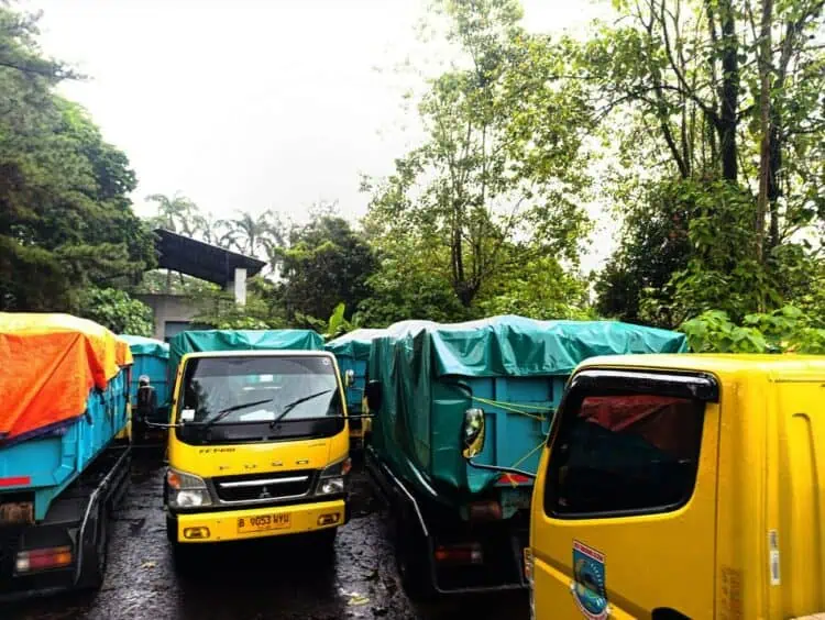 Sampah Tangsel “Disimpan” Dalam Truk