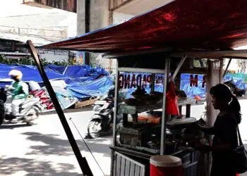 Gegara Tumpukan Sampah, Omzet Warung Nasi di Ciputat Anjlok