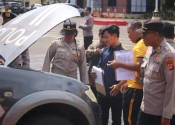 PEMERIKSAAN FISIK KENDARAAN - Kendaraan dinas kepolisian di lingkungan Polres Pandeglang, diperiksa. (ISTIMEWA)