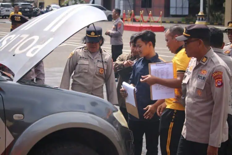 PEMERIKSAAN FISIK KENDARAAN - Kendaraan dinas kepolisian di lingkungan Polres Pandeglang, diperiksa. (ISTIMEWA)
