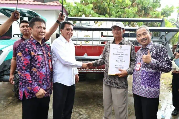 Bupati Tangerang Serahkan Bantuan Alsintan untuk Petani