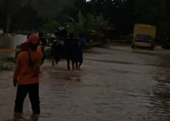 Aksi BPBD-Warga Lebak Gotong Motor Terobos Banjir