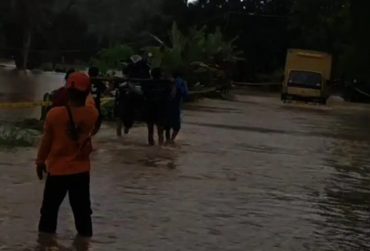 Aksi BPBD-Warga Lebak Gotong Motor Terobos Banjir
