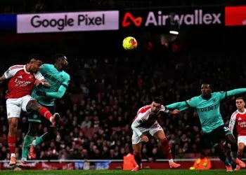 Arsenal Menang Dramatis, Chelsea Meyakinkan