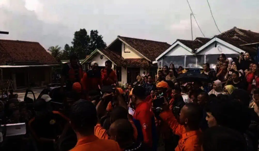 Jasad Remaja Cilik Korban Hanyut di Sungai Ciujung Lebak Ditemukan Tak Bernyawa, Keluarga Histeris Jasad Remaja Cilik Korban Hanyut di Sungai Ciujung Lebak Ditemukan Tak Bernyawa, Keluarga Histeris