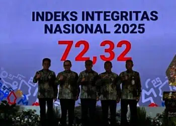 Ketua KPK Setyo Budiyanto (tengah) bersama empat Wakil Ketua KPK, yakni (kiri-kanan) Johanis Tanak, Agus Joko Pramono, Fitroh Rohcahyanto, dan Ibnu Basuki Widodo mengumumkan skor Survei Penilaian Integritas 2025, di Kompleks Kepatihan, Kota Yogyakarta, Daerah Istimewa Yogyakarta, Selasa (9/12/2025). (ISTIMEWA)
