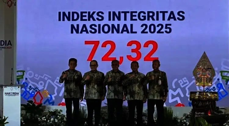 Ketua KPK Setyo Budiyanto (tengah) bersama empat Wakil Ketua KPK, yakni (kiri-kanan) Johanis Tanak, Agus Joko Pramono, Fitroh Rohcahyanto, dan Ibnu Basuki Widodo mengumumkan skor Survei Penilaian Integritas 2025, di Kompleks Kepatihan, Kota Yogyakarta, Daerah Istimewa Yogyakarta, Selasa (9/12/2025). (ISTIMEWA)