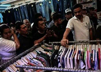 Menteri UMKM Maman Abdurrahman (kedua kanan) dan Wakil Ketua Badan Aspirasi Masyarakat DPR RI Adian Napitupulu (ketiga kiri) berbincang dengan pedagang, di area perdagangan pakaian bekas impor (thrifting) di Pasar Senen, Jakarta, Minggu (30/11/2025). (ISTIMEWA)