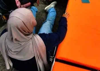Terjatuh Usai Hantam Lubang Jalan di Ciputat Timur, Pengendara Wanita Patah Kaki