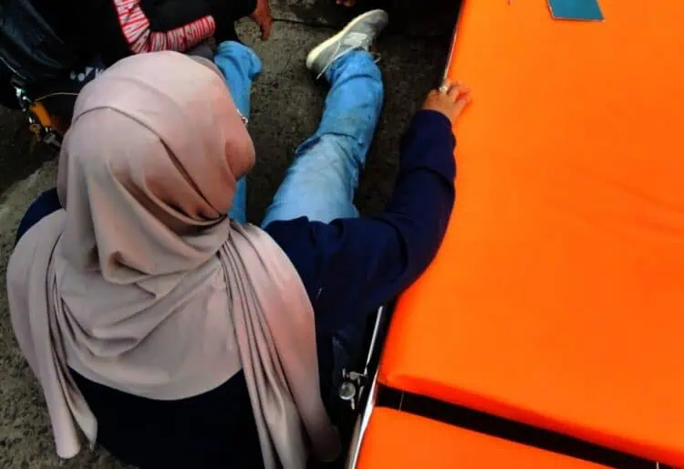 Terjatuh Usai Hantam Lubang Jalan di Ciputat Timur, Pengendara Wanita Patah Kaki