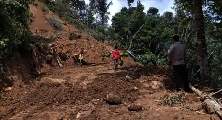 Tebing 50 Meter di Lebak Longsor, Nyaris Timbun Warga