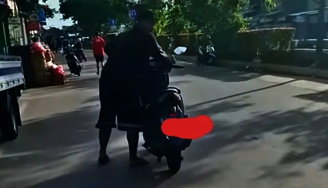 Modus Minta Uang dengan Pura-pura Motor Mogok Viral di Cipondoh