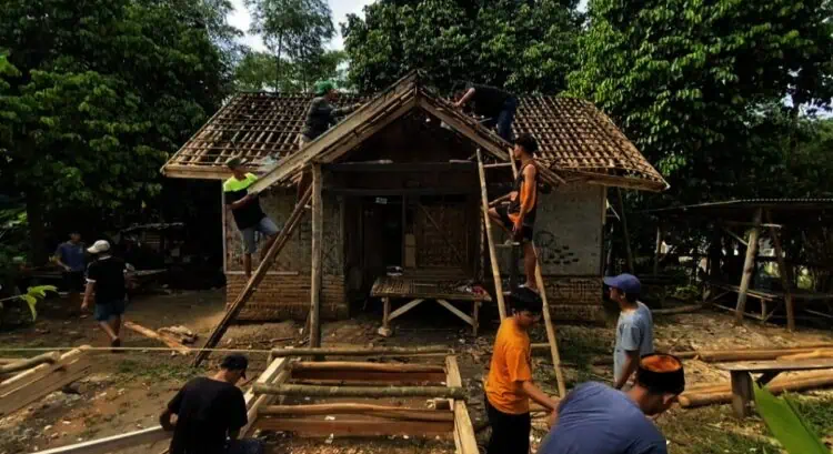 Warga Lebak Gotong Royong Benahi Rumah Janda 6 Anak yang Nyaris Roboh