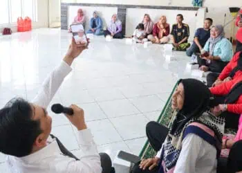 Sapa Warga Terdampak TPA Cipeucang Lewat Video Call, Benyamin Janji Tambah Bantuan