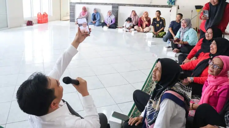 Sapa Warga Terdampak TPA Cipeucang Lewat Video Call, Benyamin Janji Tambah Bantuan