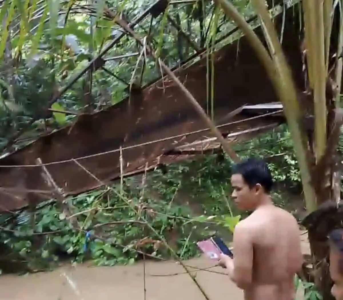 Jembatan Gantung di Lebak Ambruk, 5 Siswa SMP Terjatuh ke Sungai Jembatan Gantung di Lebak Ambruk, 5 Siswa SMP Terjatuh ke Sungai