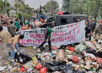 Breaking News! Mahasiswa Buang Sampah Dua Truk di Kantor Wali Kota Tangsel